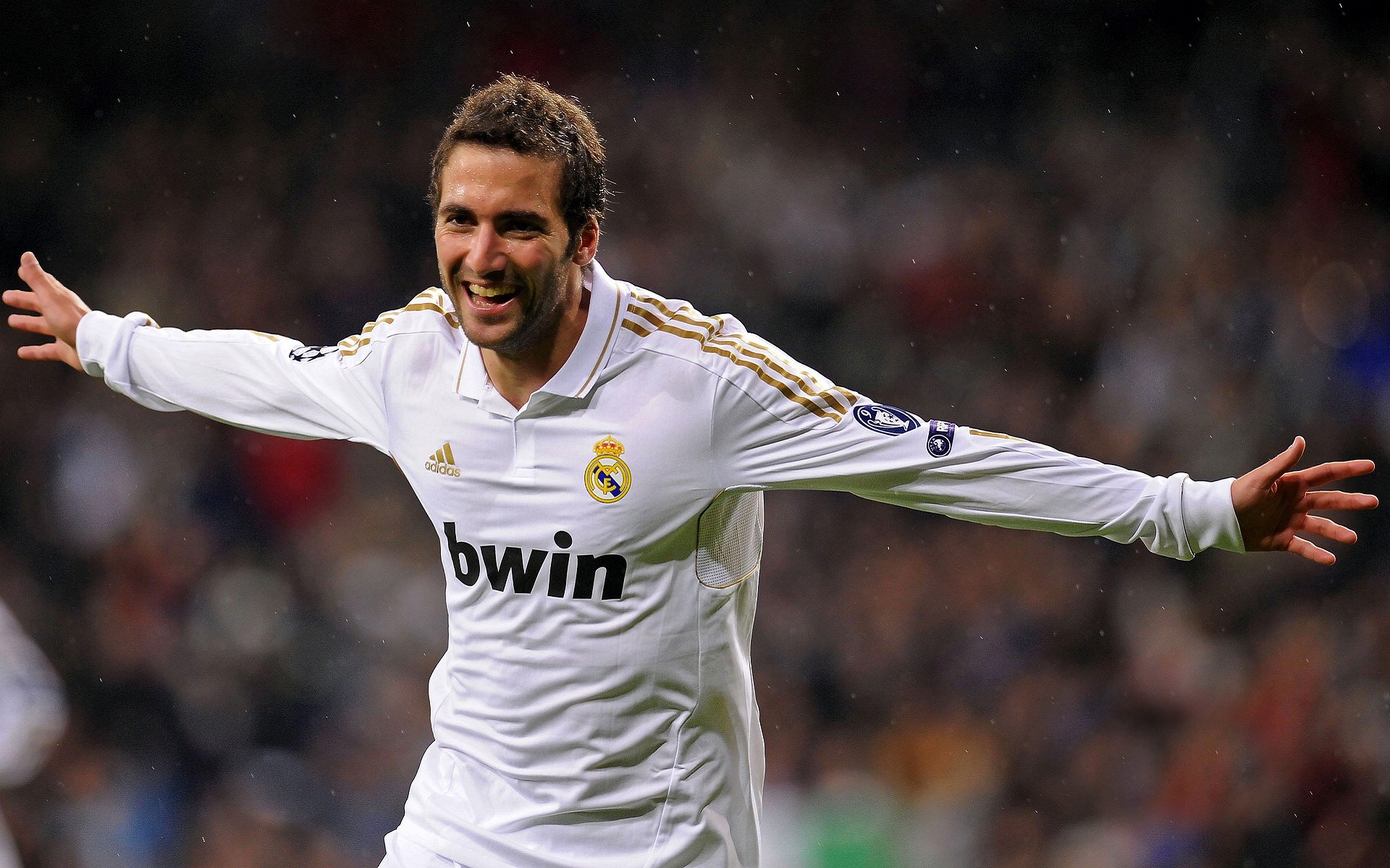 爱游戏官方-赛场内外：NBA运动员的家庭故事温暖人心，nba球员大部分家庭